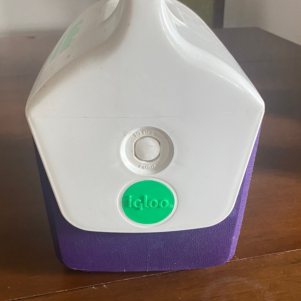 Igloo MiniMate Cooler in Purple and White - Picture 2 of 6